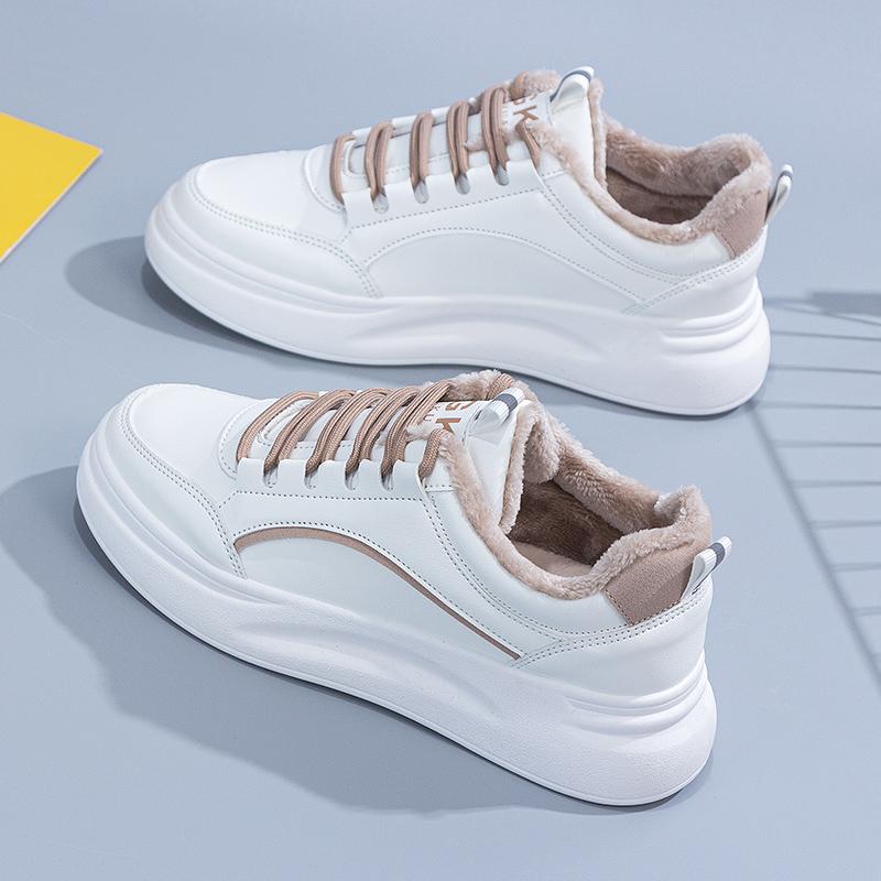 Il Trend per questo inverno: Le scarpe bianche, dagli stivali alle  decolleté passando dalle francesine ;)