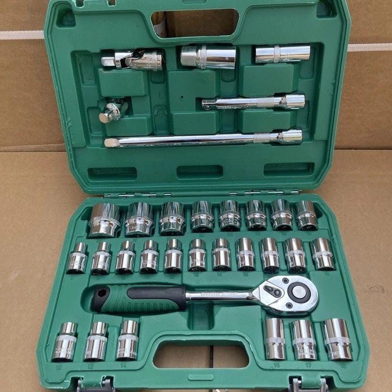 150-Piece Automotive Repair Tool Set: Socket Wrench & Combination Tools for Car Maintenance