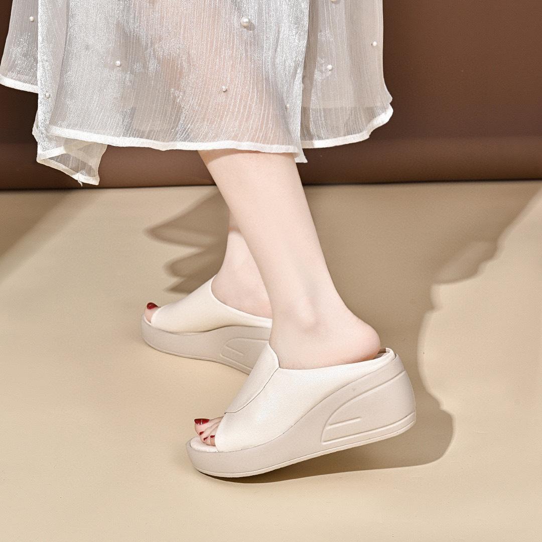 

Туфли на танкетке, женская верхняя одежда, лето 2024, новый европейский и американский стиль, толстая подошва, одно слово, сандалии из коровьей кожи и кексов 40 бежевый