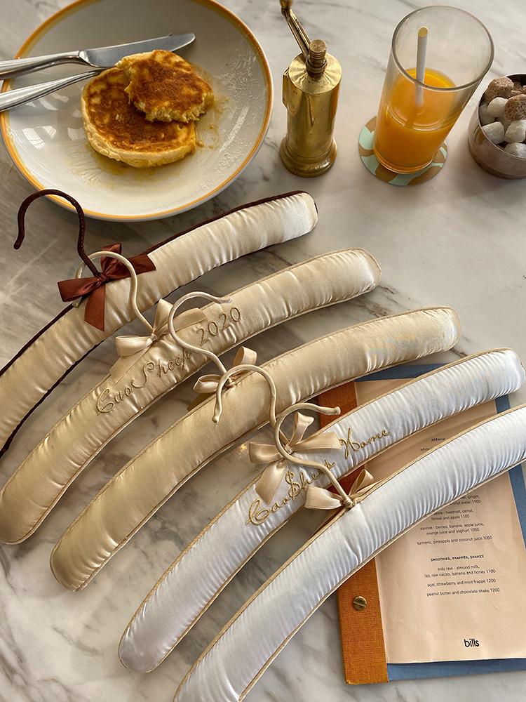 

Clothes Hanger Sponge Non-Slip Gold Letter Embroidery Gift Box with Bowknot Color Matching Clothing Store Storage Wedding Dress 3psc