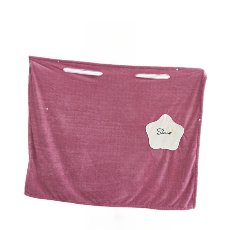 Das niedliche sternförmige Bademantelkleid aus Korallenfleece ist ein Neckholder-Bademantelkleid für Erwachsene.. Es hat eine gute Wasseraufnahme und neigt nicht zum Ausfransen.