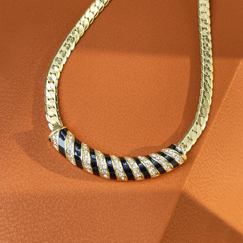 

Винтажное высококлассное геометрическое колье-чокер «Змеиная кость» с инкрустацией цирконами