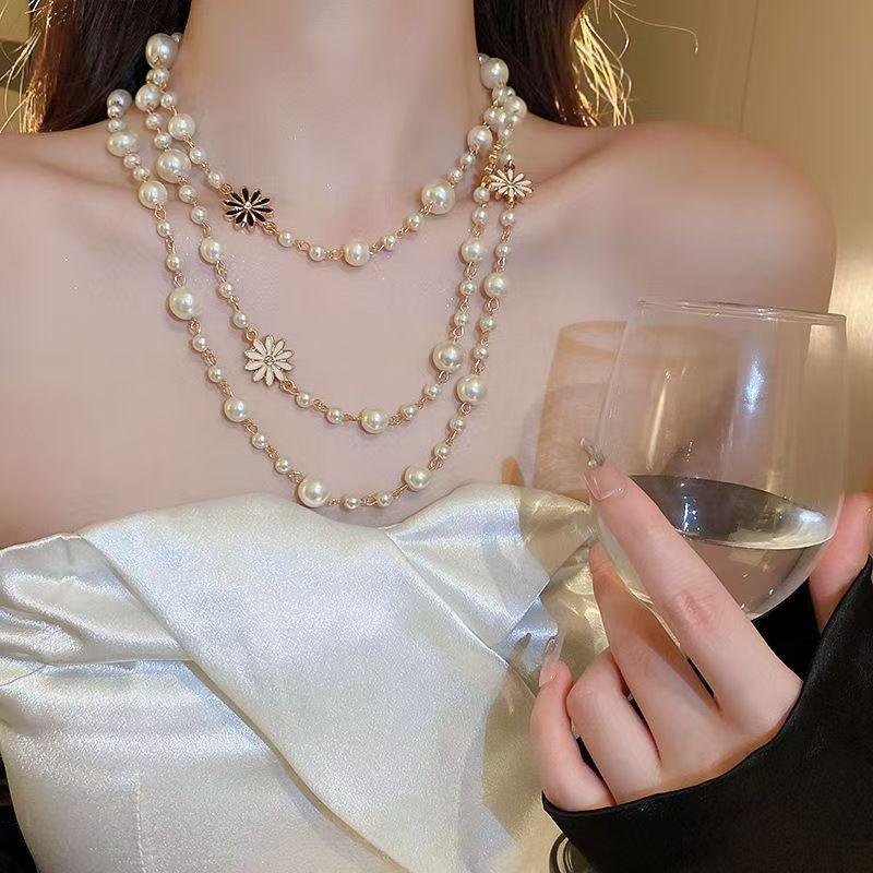 Elegant Pearl Four-Leaf Clover Women's Necklace - Versatile Layered Sweater Chain for Autumn/Winter