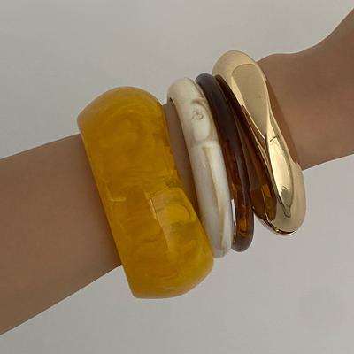 Vintage Bernstein Smudged Acryl Breites Armband, Übertriebener Wind Geometrisches Glattes Harz Armband