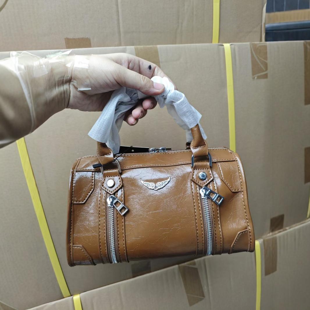 

Эксклюзивная сумка через плечо из лакированной кожи с граффити 2025 года с классическим дизайном крыльев Small: Width 14cm, Height 11.5cm, Weight 0.8kg чёрный