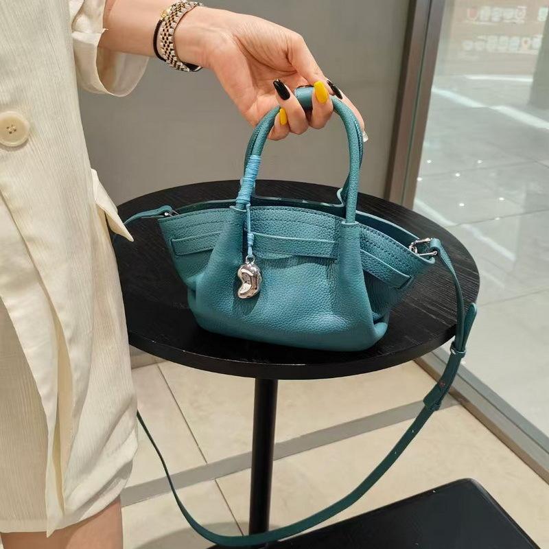 2026 New Leather Vegetable Basket Handbag Women's Niche Design Cloud Dumpling Bag Pendant Shoulder Bag Messenger Bag