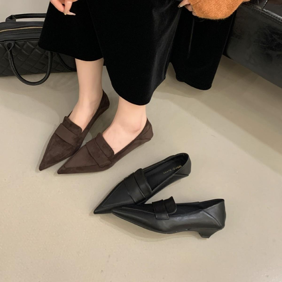

2025 осень и зима новая модель с острым носком, глубоким вырезом, замшевым толстым каблуком, облегающая ногу, универсальная, для работы, женская обувь 39 кофейный