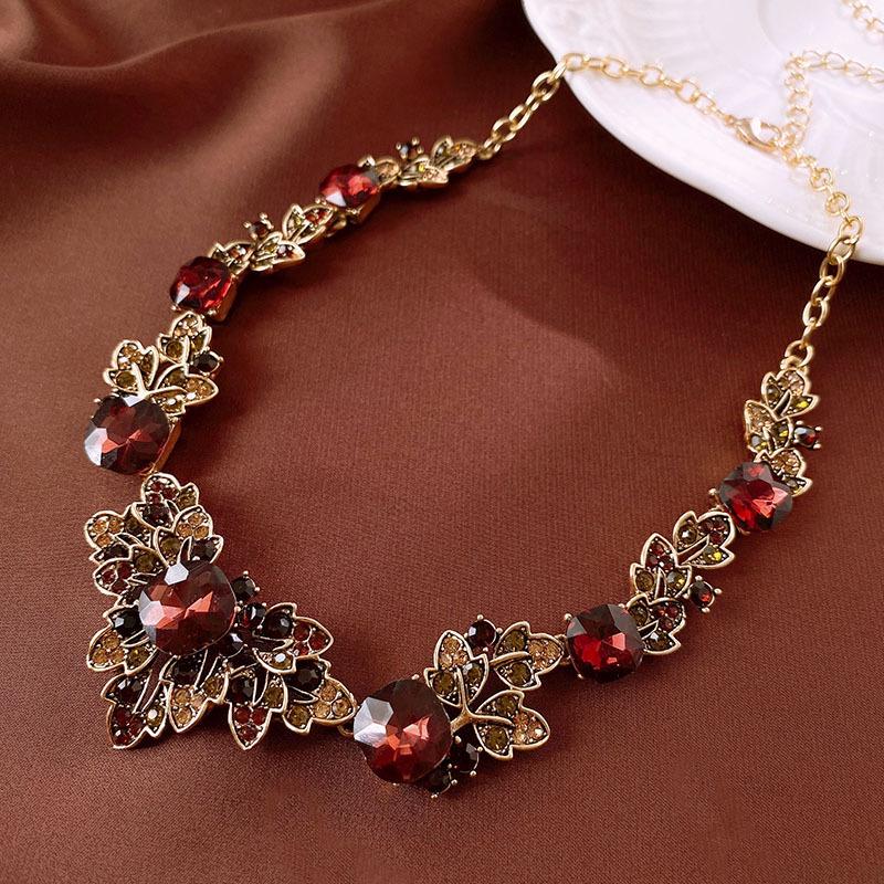 Náhrdelník s květinou z vsazených diamantů a retro náramek s náušnicemi - Evropský a americký styl Klíční kostní řetízek Špičkové šperky