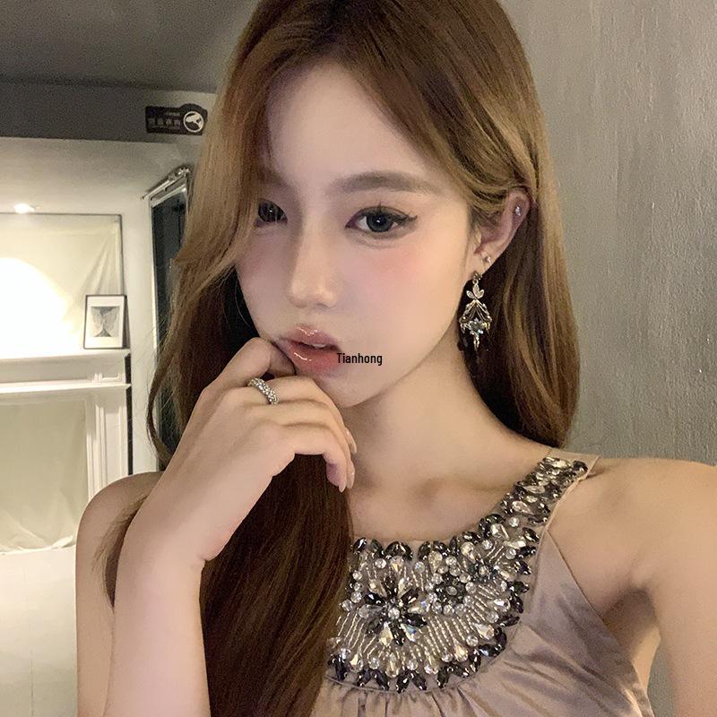 Retro Court Style Black Diamond Tassel Earrings with Peach Tea Gorgeous Female Lead Vibe.