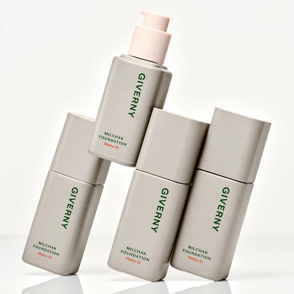Close-fitting matte foundation 22NW