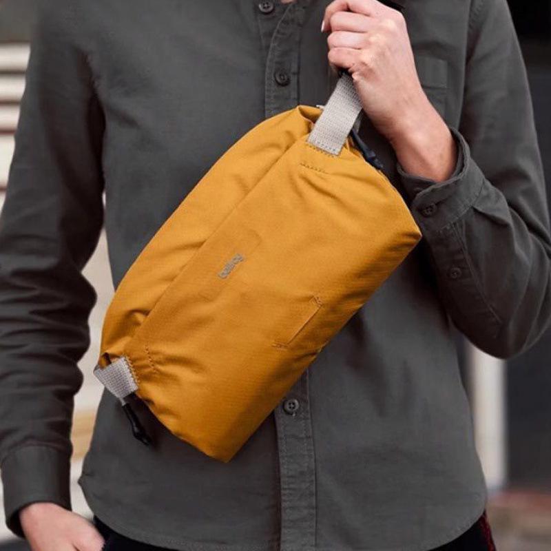 

Модна водонепроникна легка сумка-крос-боді на груди для активного відпочинку та поїздок, унісекс дизайн коричневий/мідний