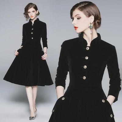 Kleines Schwarzes aus Samt, Herbst/Winter 2023: Palast-Stil, schmale Passform, Stehkragen, mit Taschen und weitem Rock.