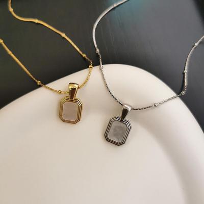 Elegant Square Pendant Clavicle Necklace: Minimalist Vintage Design for Women's Fashion