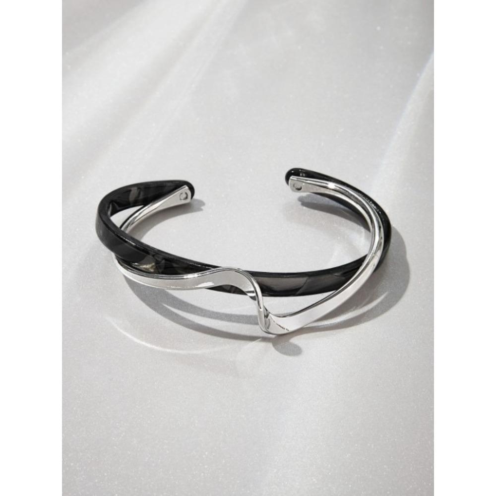 European and American Simple Bracelets, Arm Rings, Niche Cold Wind Temperament Bracelets, High-end Sense and Versatile Jewelry.