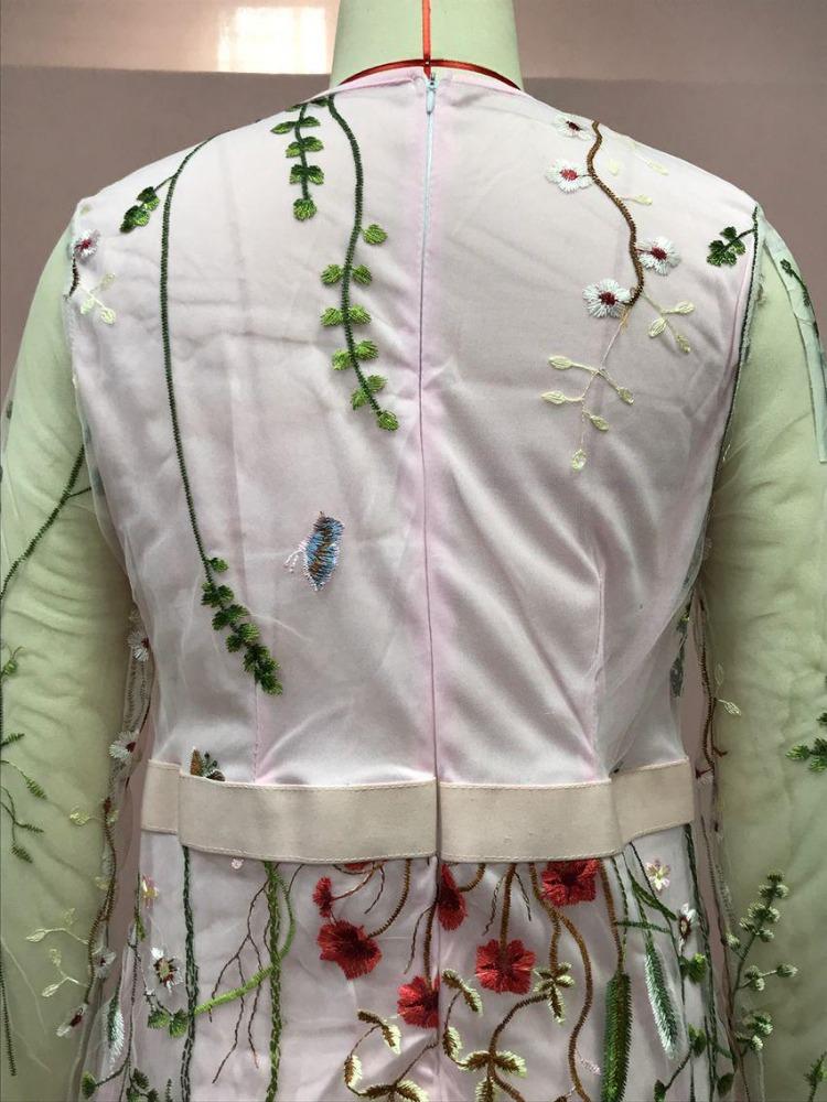 Böhmisches Damenkleid aus besticktem floralem Spitzen-Mesh, neu