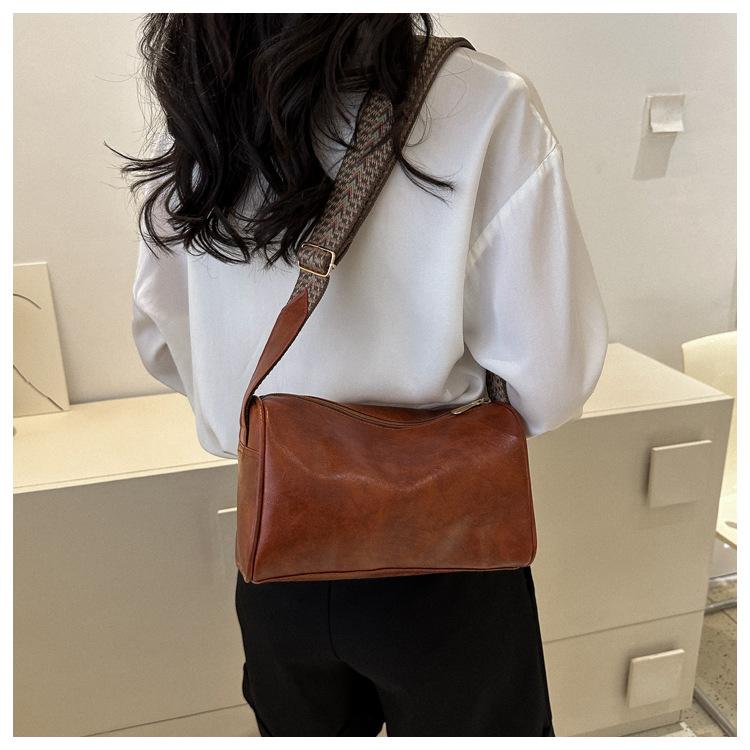 Women's Faux Leather Vintage Small Square Bag Fashionable Wide Strap Shoulder Crossbody Bag with Zipper Pocket