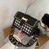 Heutige beliebte kleine Tasche Damen neue High-End-Textur Nische Pendeln breiter Schultergurt einzelne Schulter Umhängetasche