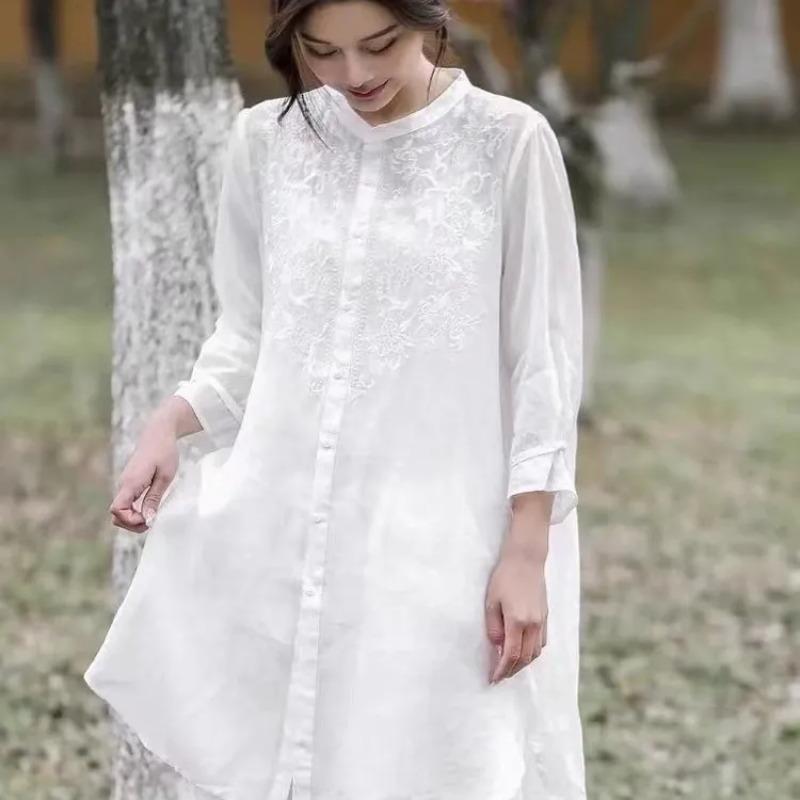 Blouse Longue Khaki Brodée pour Femme Col Rond Boutonnée sur le Devant Ourlet Haut-Bas Coupe Ample Décontractée Élégante