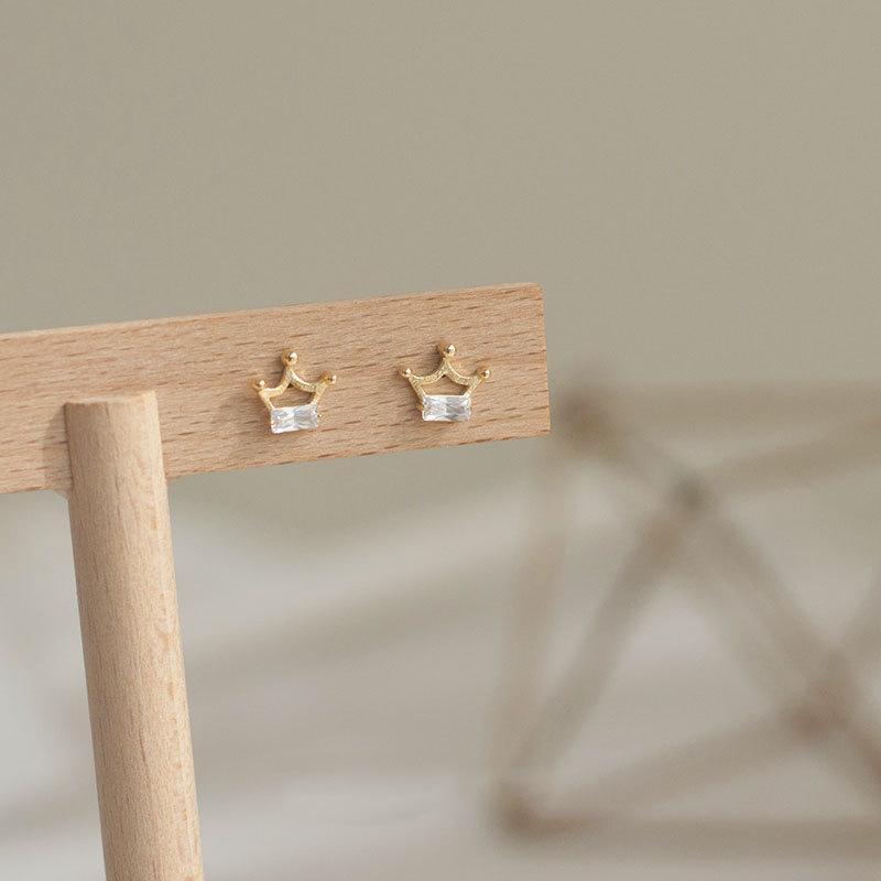 

Милые и изысканные мини-серьги с маленькой полой короной для женщин