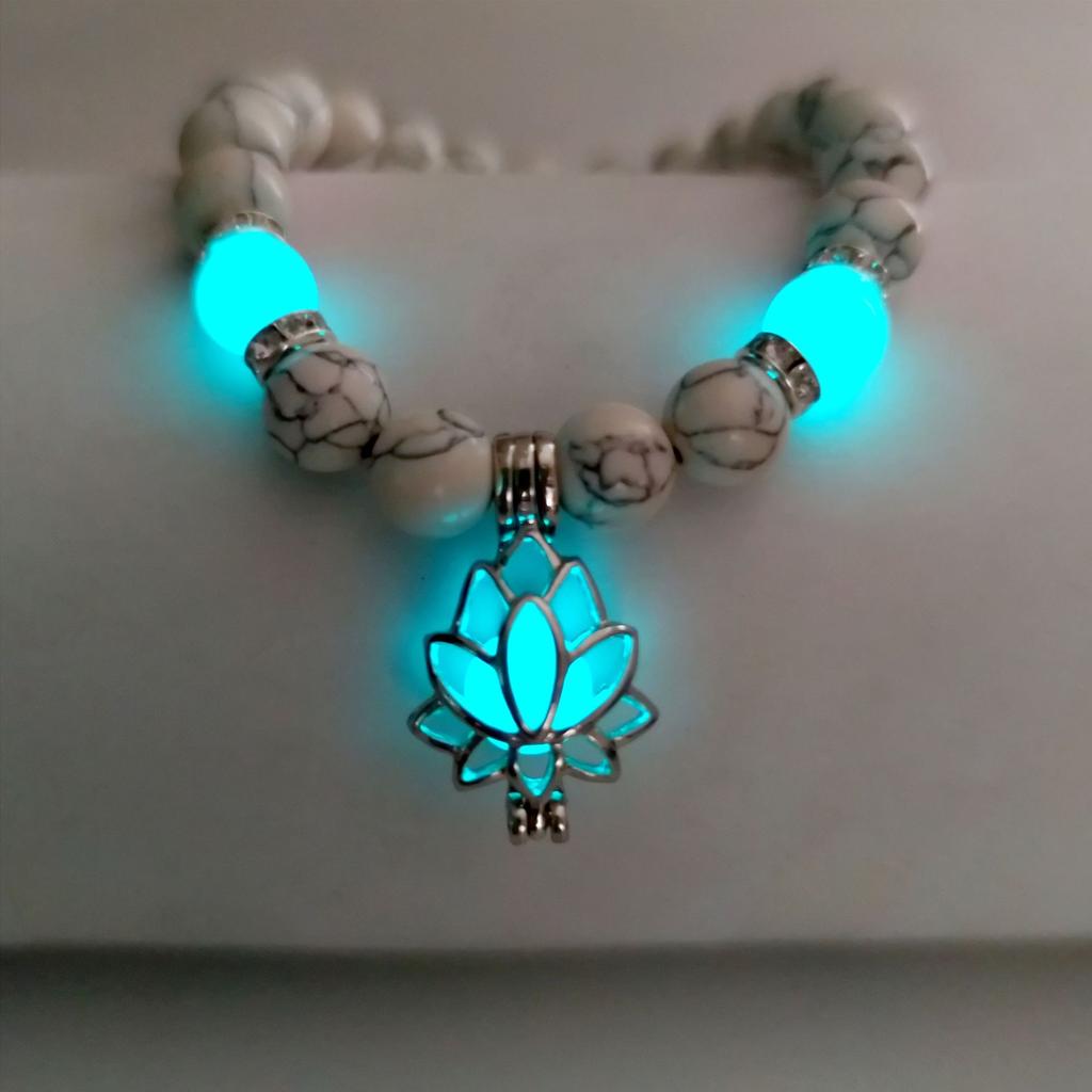 Náramek s tyrkysovými korálky Buddhy - Svítící náramek s energií lotosu a sanskrtským designem pro jógu a meditaci