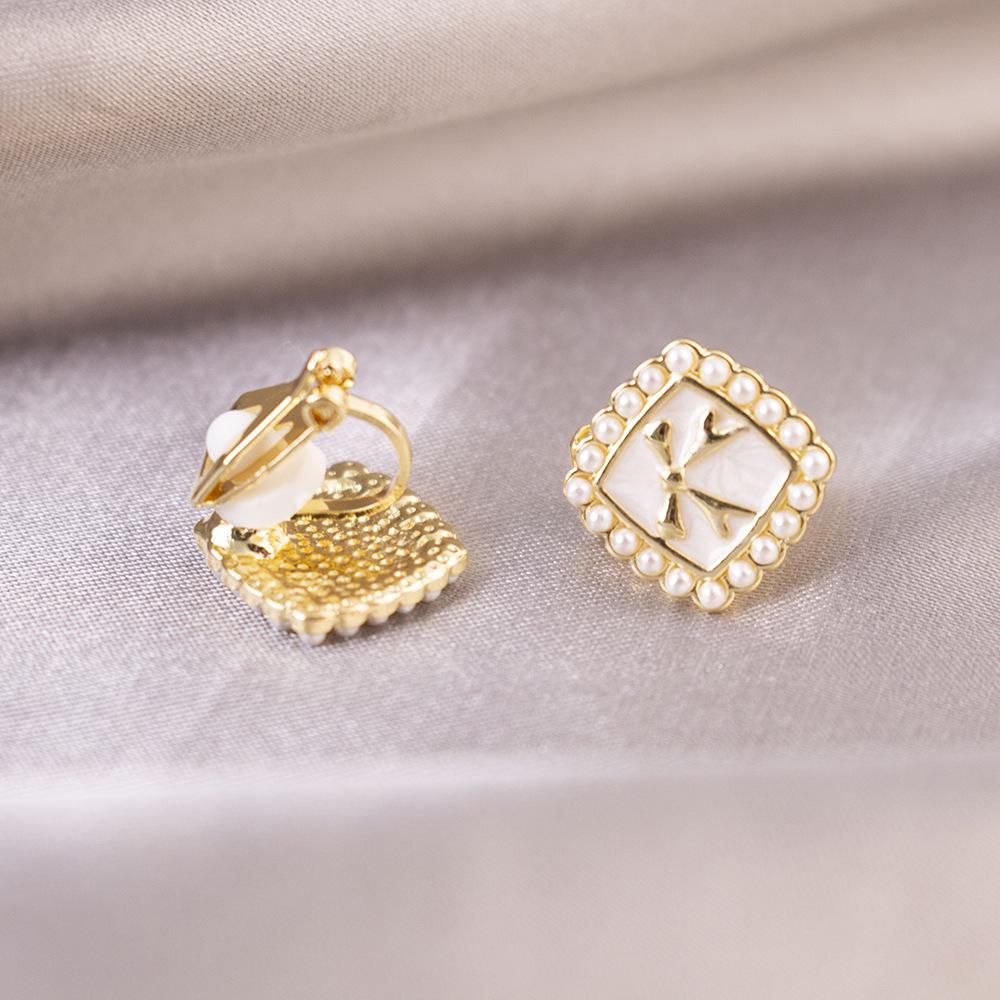 Elegant Clip-On Triangle Earrings for Non-Pierced Ears - Versatile, Light Luxury for Everyday Wear.