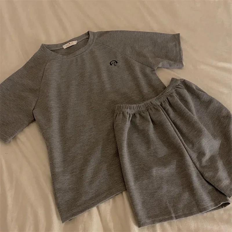 

WTEMPO Повседневный вафельный модный костюм женский летний оверсайз корейская футболка с коротким рукавом + шорты вышивка букв 2 предмета 3XL