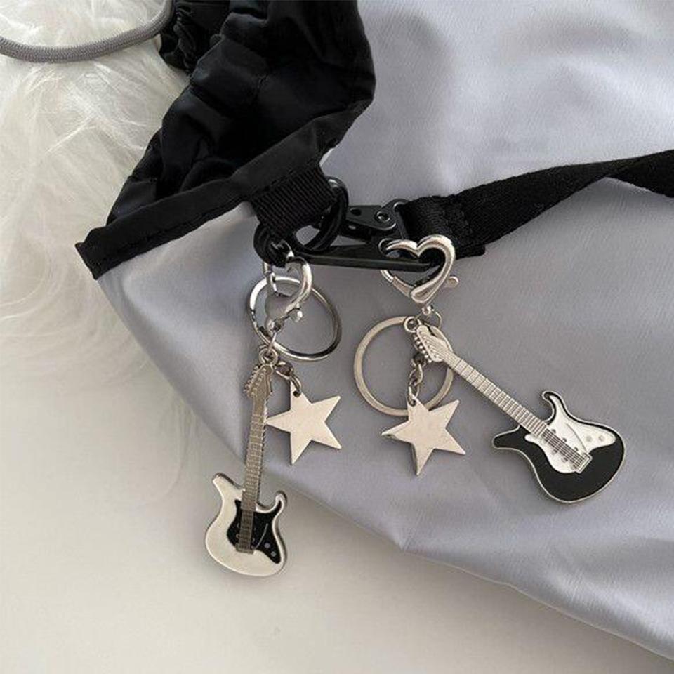 2pcs Y2k Guitar Love Heart Keychain for Men Women Cool Pentagram Pendant Rock Punk Accessories Gift