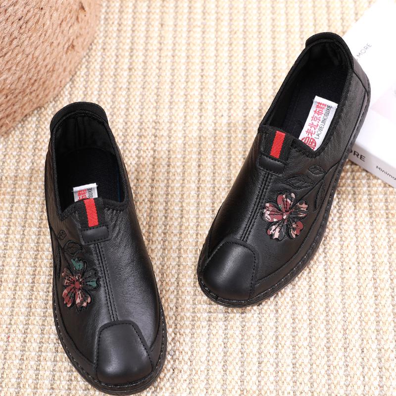 Spring & Autumn 2025 Women's Non-Slip Soft Sole Slip-On Shoes: Comfortable, Wear-Resistant Casual Footwear for Middle-Aged & Elderly Moms.