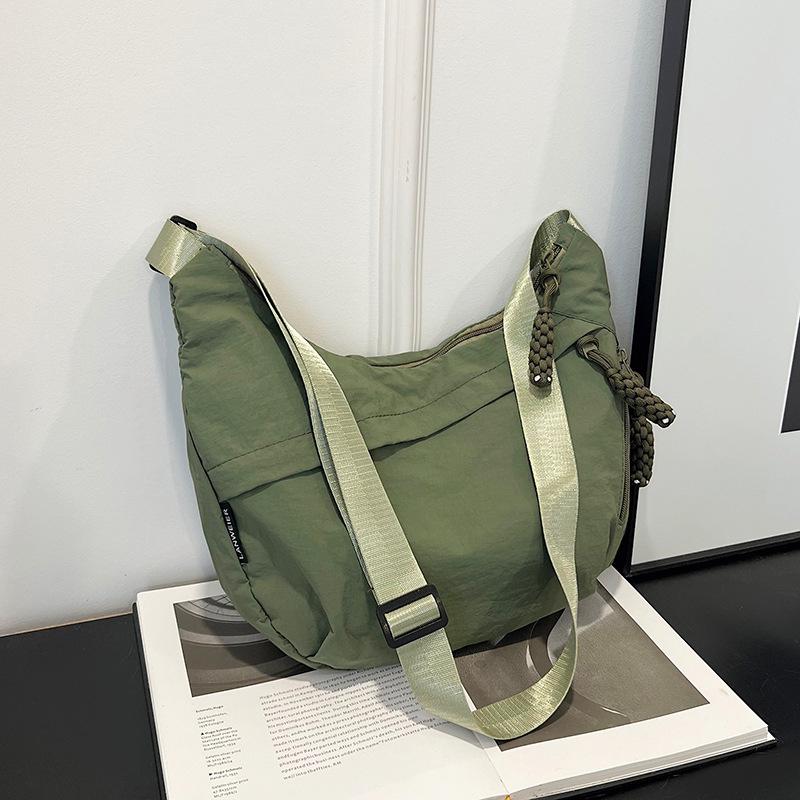 Casual Nylon Dumpling aped Crossbody Bag Women's Large Capaci oulder Bag Autumn Season Zipper Closure Faionable Handbags