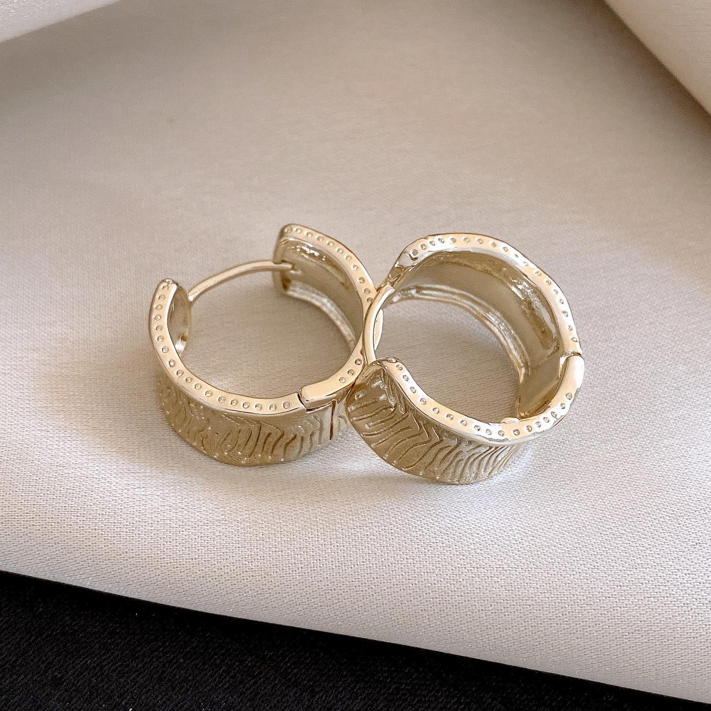

18K electroplated wide-faced concave ear buckle simple earrings earrings design sense niche