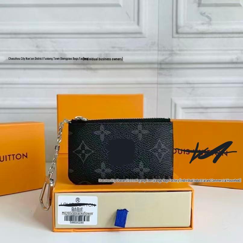 

Элегантный минималистичный кожаный кошелек и ключница на молнии и с пряжкой