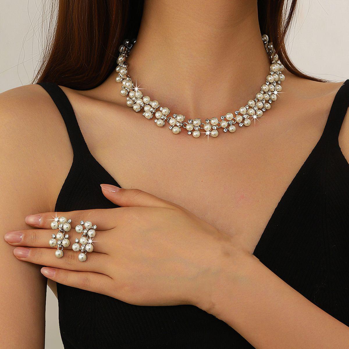 Pearl Necklace for Women - Geometric Diamond Inlaid, French High-End Clavicle Chain, Retro Style Jewelry.