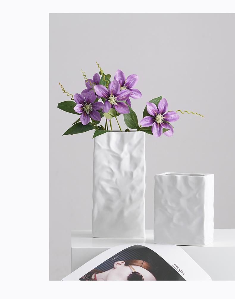 Skandynawski biały ceramiczny wazon na suszone lub świeże kompozycje kwiatowe w wystroju salonu