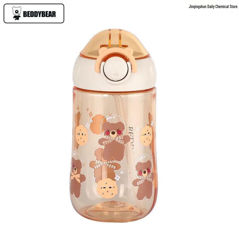 Изолированная чашка-поильник с трубочкой для детей