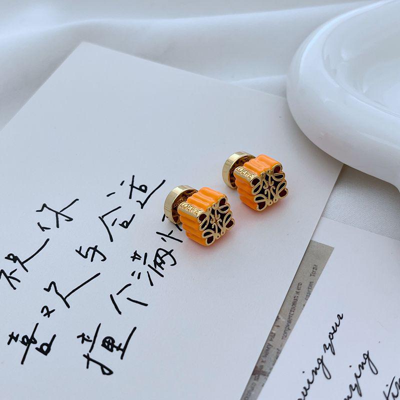 

Изысканные эмалевые серьги-пусеты из металла с трехмерным квадратным узором оранжевый