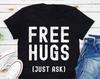 Kostenlose Umarmungen Einfach Fragen T-Shirt, Lustiges Social Distancing Shirt, Soziale Distanz, Extrovertiertes Shirt
