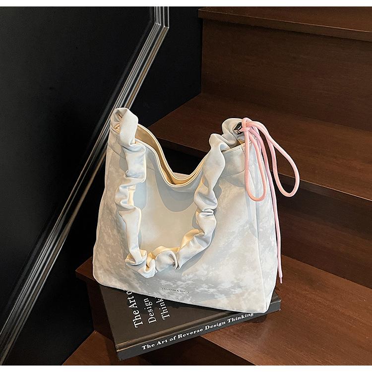 

2025 new niche design single shoulder tote bag high-end sense popular bag women s pleated large-capacity messenger bag tide