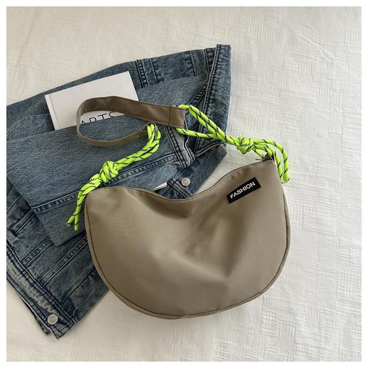 Neue geflochtener Riemen Trendige virale Umhängetasche Mode Schulter Knödeltasche