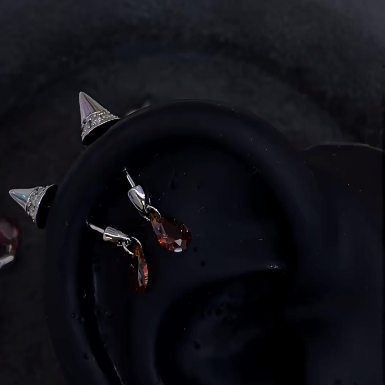 

«Стильные вертикальные серьги-гвоздики в форме ушных косточек — гипоаллергенный медицинский титан, международный модный дизайн»