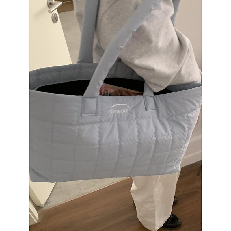 

Korean version of large-capacity bag women s 2025 new casual fashion versatile shoulder bag foreign style simple solid color down bag синий