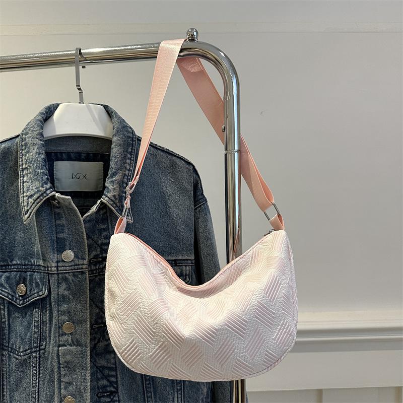 

Осенняя розовая сумка кроссбоди для девочки 2025 новая трендовая большой вместимости универсальная сумка-пельмень нишевый дизайн с высоким чувством стиля розовый