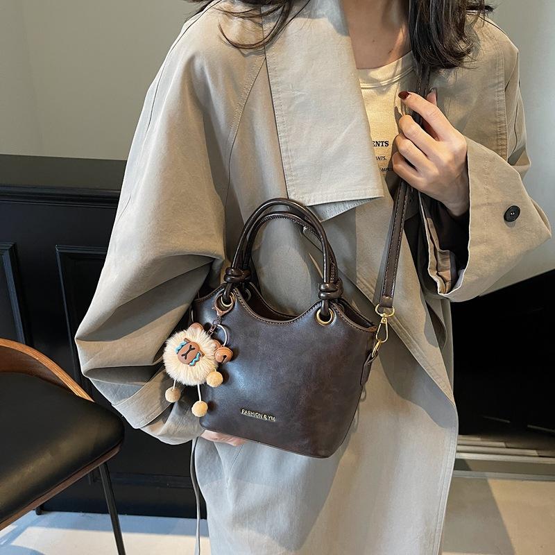 Retro fashion casual bucket bag 2025 winter new trendy shoulder bag commuter premium messenger bag
