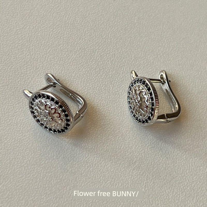 

Rudie in the Wild Elegance Old School Complex Classical Pattern Special-Interest Design Cut Out Disc Exquisite Ear Clip Classy Ear Studs Pair of Classical Cut Out Pattern