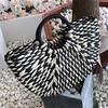 Mujer Ins Blogger con el mismo bolso de ratán tejido de paja semicircular