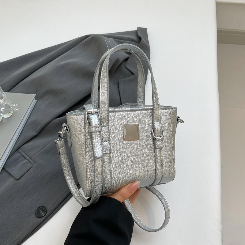 Korean Version of Trendy Bucket Bag Women's 2025 Summer New Niche Simple Foreign Style Fashion Single Shoulder High Value Messenger Bag