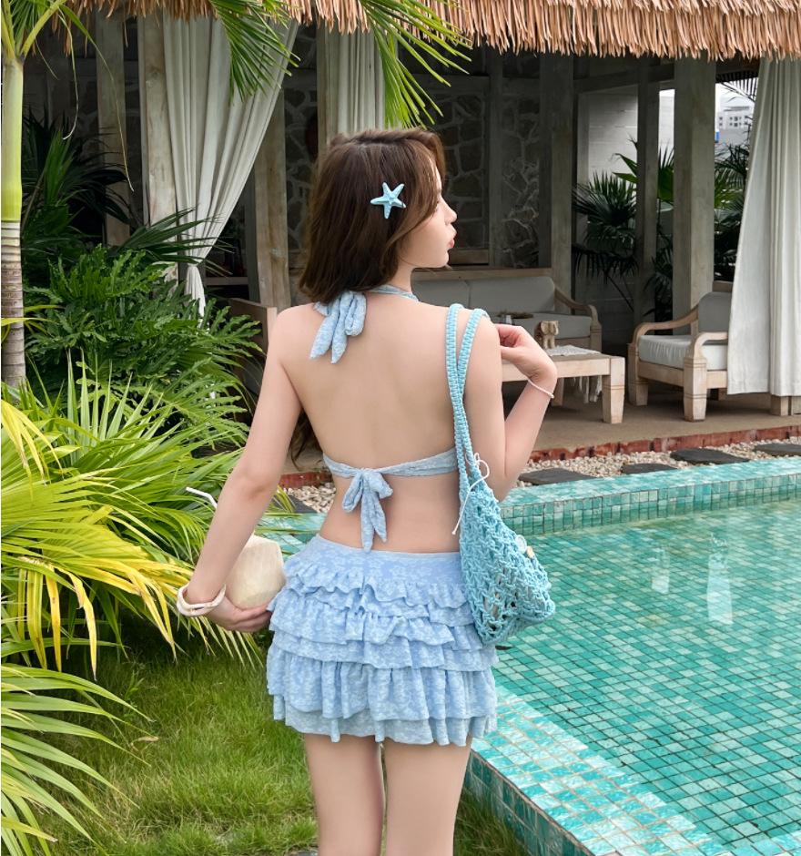 Ensemble de maillot de bain trois pièces amincissant style coréen 2026 pour femmes avec push-up, rehausseur pour petit buste et jupe de couverture.