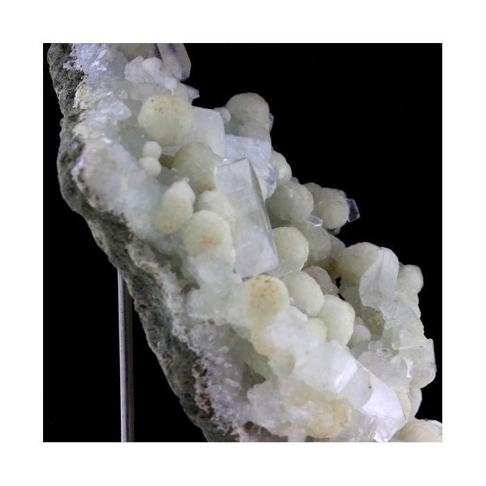 Pierres et Minéraux. Okenite + Prehnite. 562.5 ct. Pune, Maharashtra, Inde.