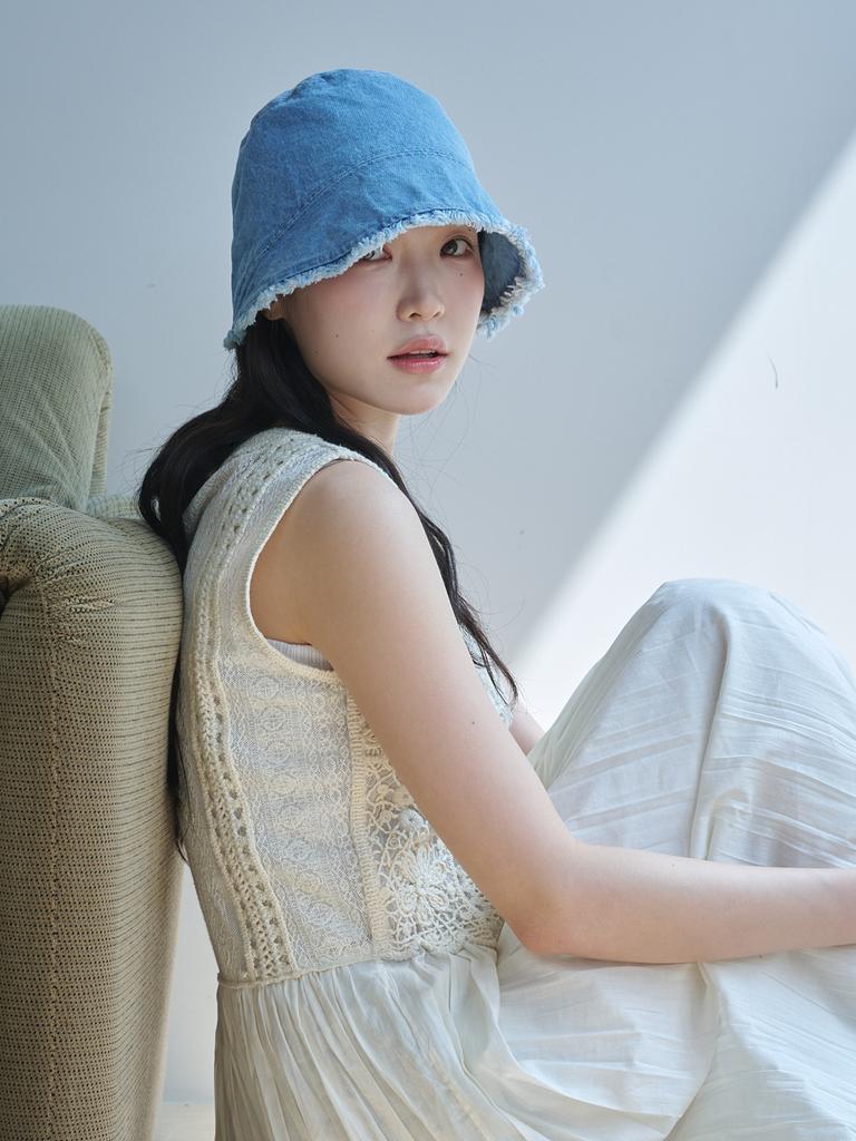 Olinkeompeulliteu Frayed Ham Moon Bucket Hat (Light Blue)