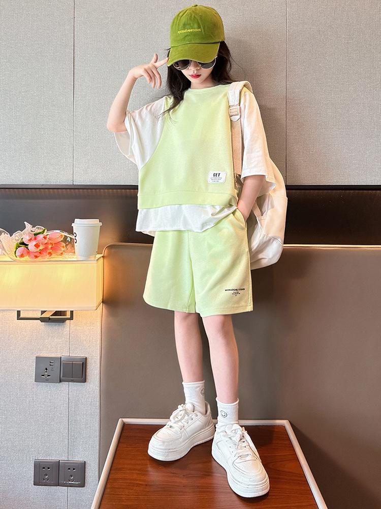 Completo estivo 2025 per bambina stile coreano con top a maniche corte e pantaloncini