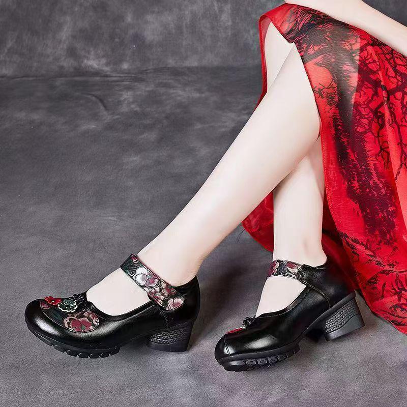 

National retro new women s shoes middle-aged and elderly shallow mouth Velcro leather shoes soft sole comfortable mother square dance shoes 35 чёрный